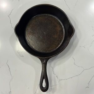 Vintage Single Notch Raised #4 Cast Iron Skillet